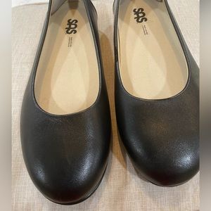 SAS Round Toe Flats Black Size 9.5 WW  New!